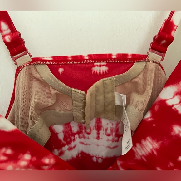 CACIQUE TANKINI. LIKE NEW! RED AND WHITE TIE DYE SWIMSUIT TOP WITH BUILT IN BRA. - Picture 12 of 16